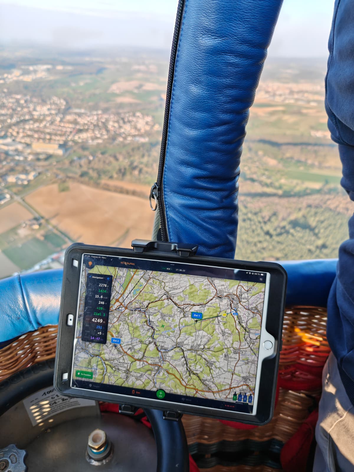 NTA SkyNav auf dem iPad im Ballonkorb, in der Luft