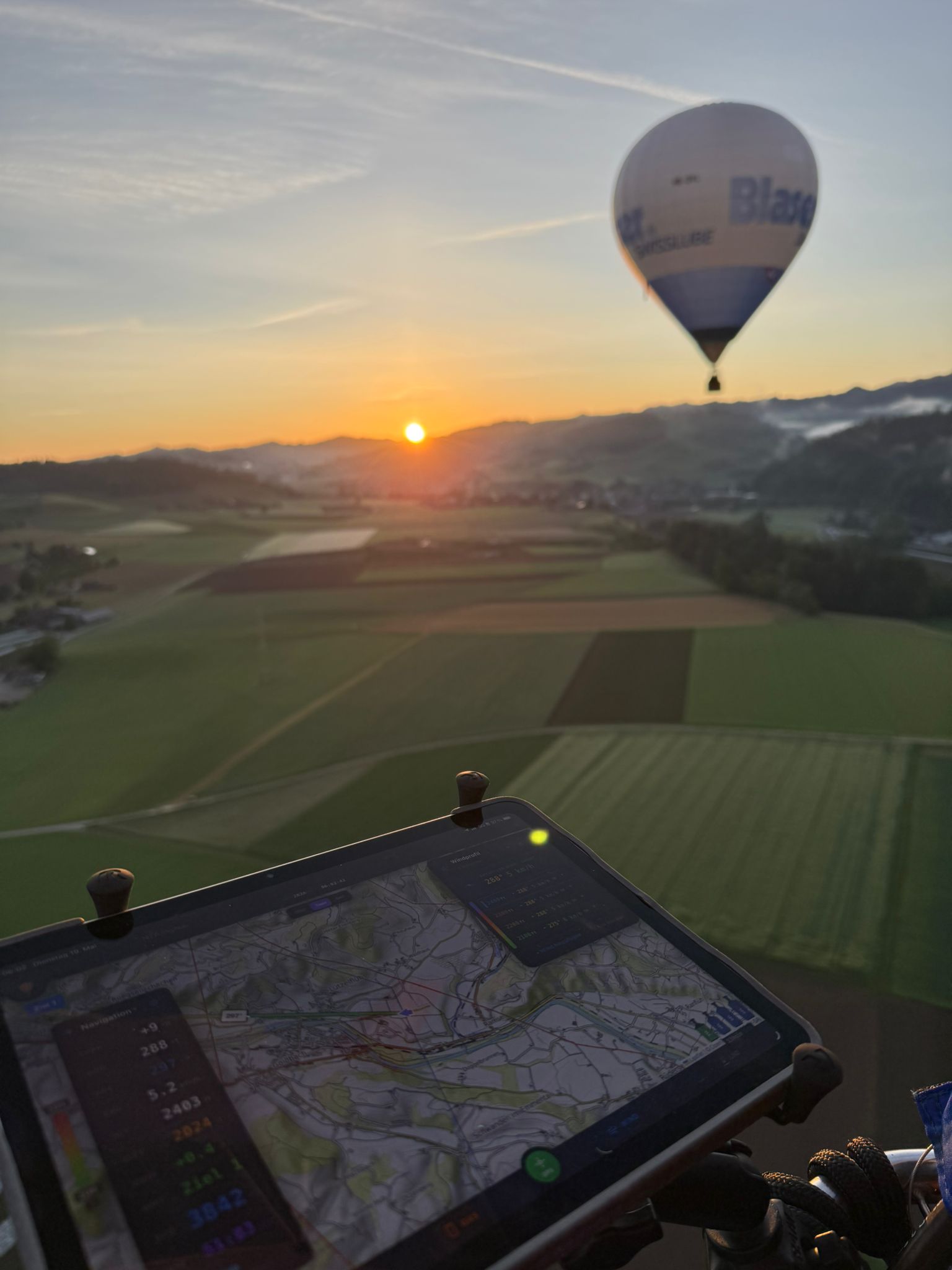 Blaser-Ballon im Sonnenaufgang — NTA SkyNav am iPad im Korb